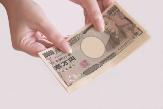 親と外食や旅行に行く時、誰がお金を出しますか？