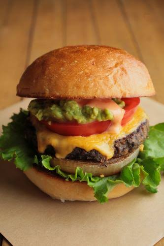 モスバーガーが「グリーンバーガー」を発売 肉など動物性の食材使わず