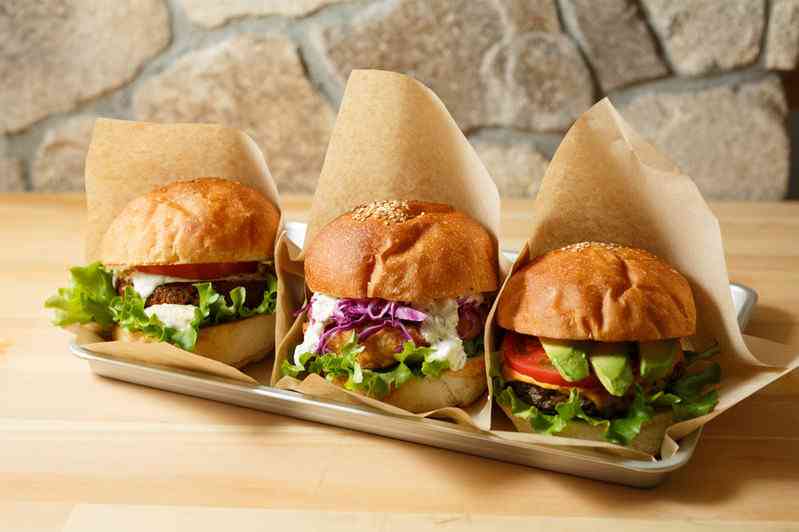 モスバーガーが「グリーンバーガー」を発売 肉など動物性の食材使わず