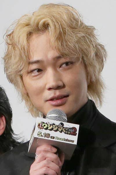 目隠しした芸能人を貼って誰か当てるトピ