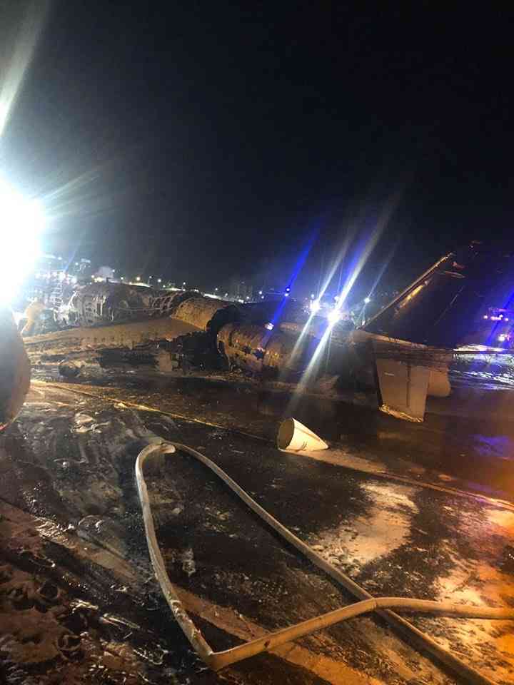 羽田に向かうチャーター機が炎上、8人全員死亡 フィリピンのニノイ・アキノ国際空港