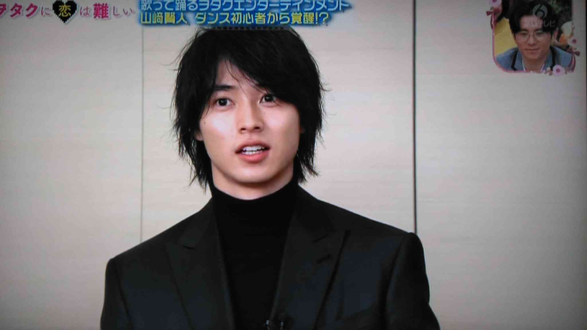 山崎賢人、アルマーニに身をつつんだクールなビジュアル!