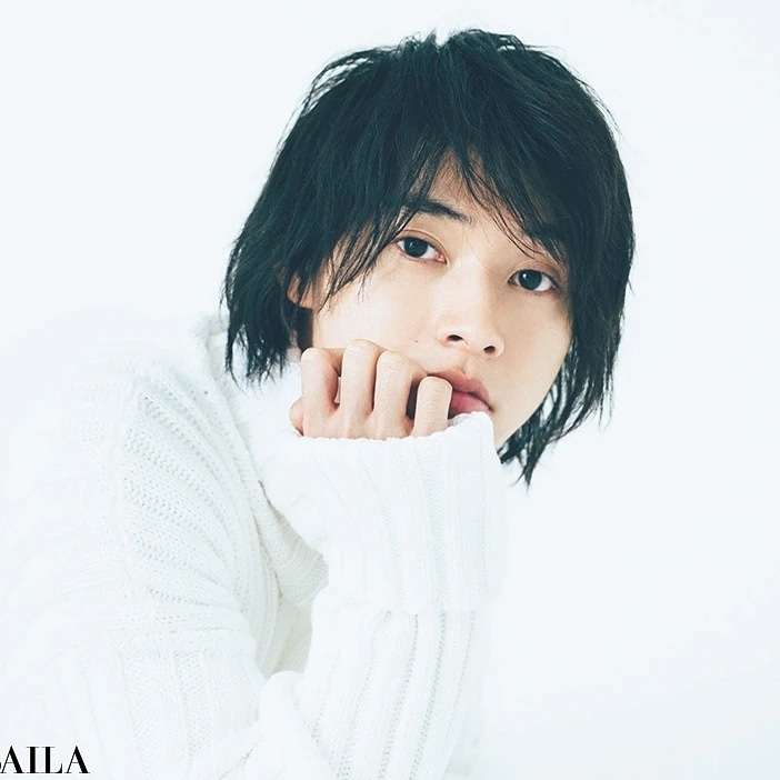山崎賢人、アルマーニに身をつつんだクールなビジュアル!