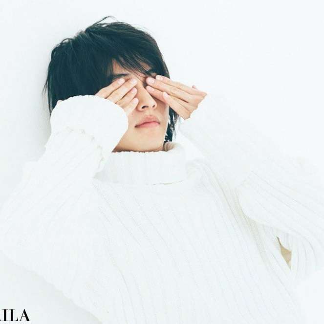山崎賢人、アルマーニに身をつつんだクールなビジュアル!