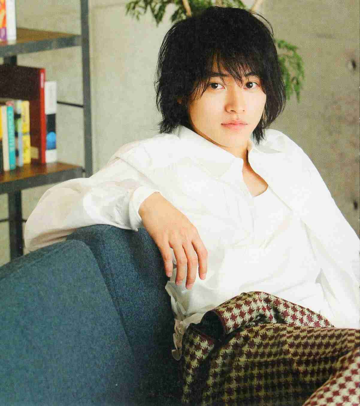 山崎賢人、アルマーニに身をつつんだクールなビジュアル!