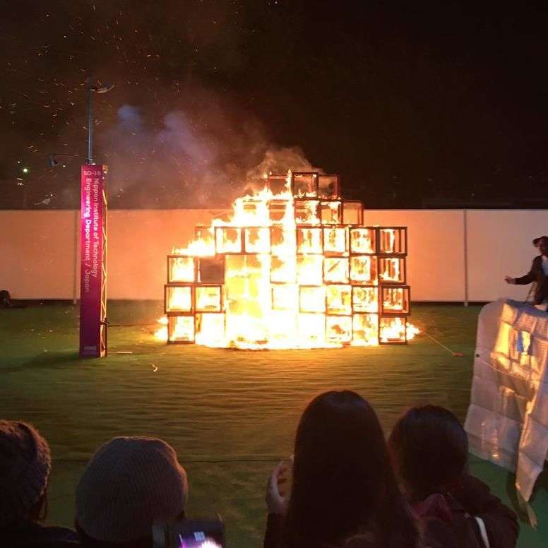 展示作品で5歳焼死、遺族が大学と主催者提訴　神宮外苑