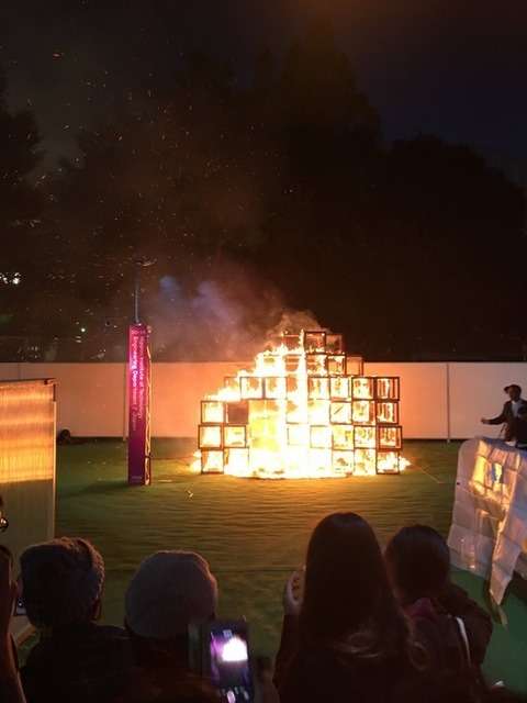 展示作品で5歳焼死、遺族が大学と主催者提訴　神宮外苑