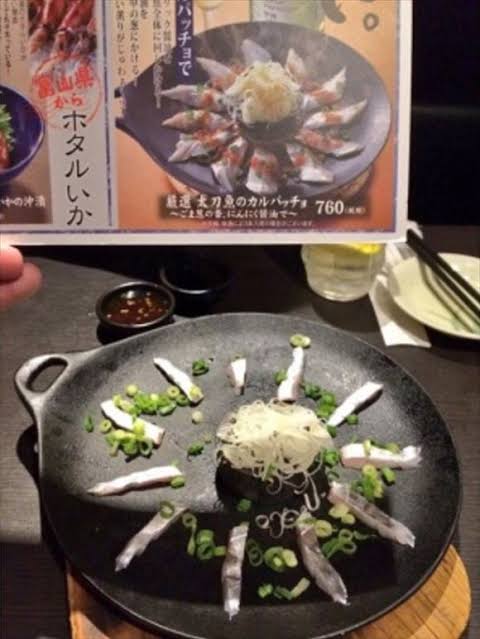 これ詐欺だろ…！台湾系料理店で飯を頼んだらメニュー表に写真掲示してるのと実際に出て来た量が違いすぎて困惑したお話
