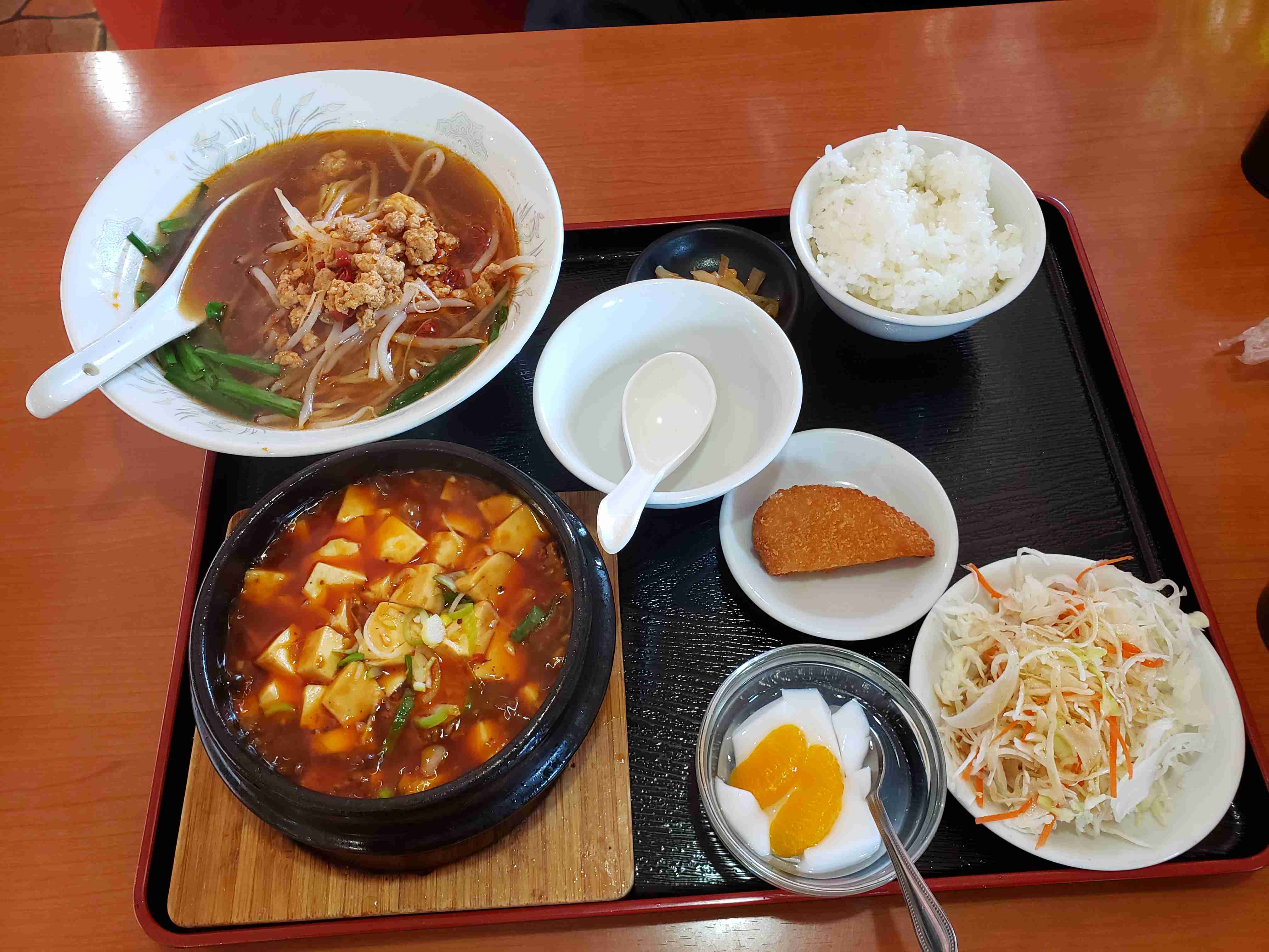 これ詐欺だろ…！台湾系料理店で飯を頼んだらメニュー表に写真掲示してるのと実際に出て来た量が違いすぎて困惑したお話