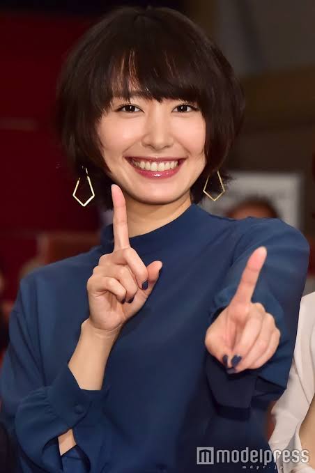 新垣結衣、ファッションは「存分にゆるゆるを楽しんでます」 大人の表情でモードな着こなし
