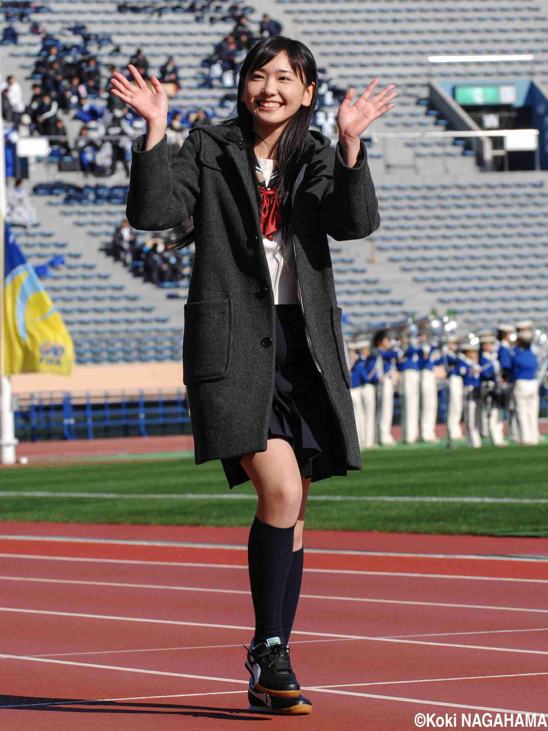 新垣結衣、ファッションは「存分にゆるゆるを楽しんでます」 大人の表情でモードな着こなし