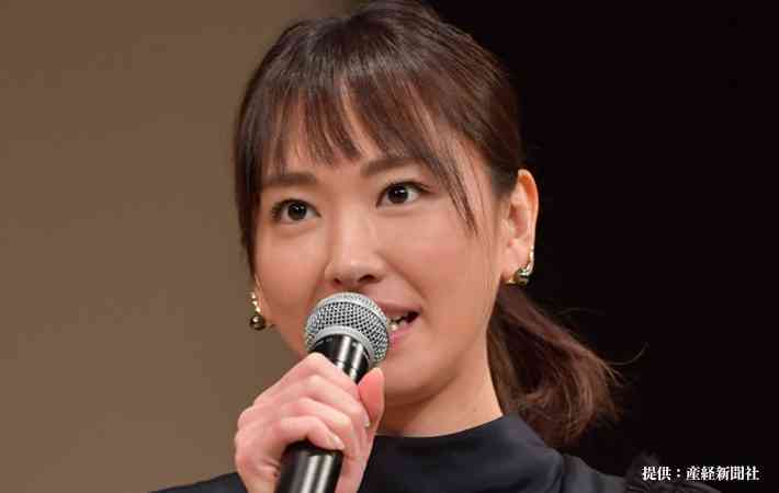 新垣結衣、ファッションは「存分にゆるゆるを楽しんでます」 大人の表情でモードな着こなし