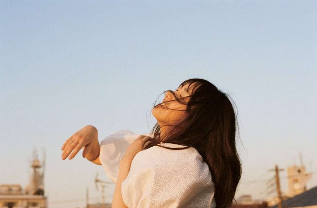 新垣結衣、ファッションは「存分にゆるゆるを楽しんでます」 大人の表情でモードな着こなし