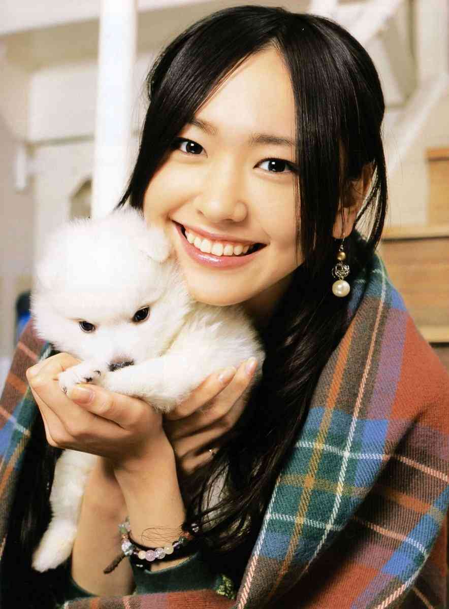 新垣結衣、ファッションは「存分にゆるゆるを楽しんでます」 大人の表情でモードな着こなし
