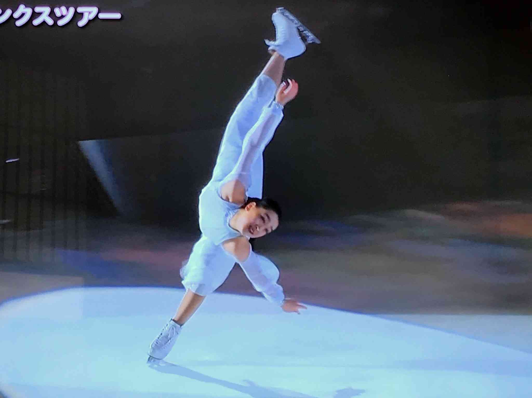 浅田真央＆舞 “美人姉妹”スタイル抜群の2ショットにファンほれぼれ
