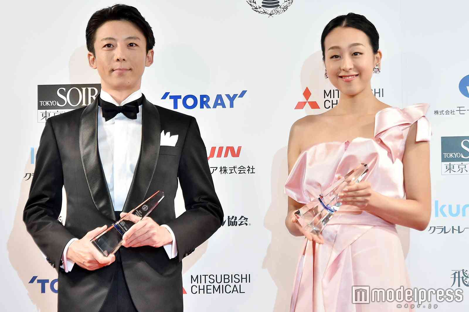 浅田真央＆舞 “美人姉妹”スタイル抜群の2ショットにファンほれぼれ