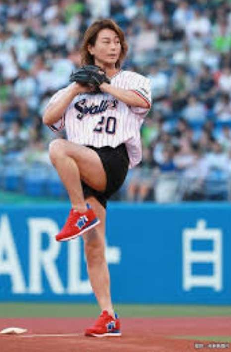 氷川きよし、おうち時間に読書呼びかけ 部屋着にも注目集まる