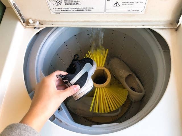 「靴と洗剤」を袋に入れて洗濯が話題…簡単そうだけど汚れは落ちる？専門家に注意点を聞いた