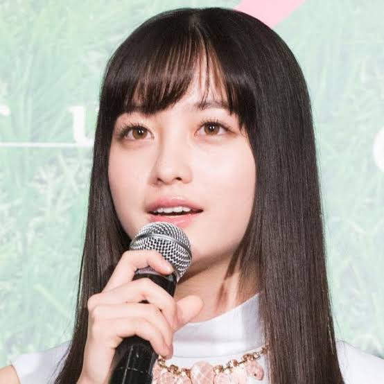 瞳の色がブルー＆ブラウン　神秘的な美しさを持つアルビノの11歳少女（露）