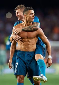 シックスパックを持つ“世界最強の6歳児”　サッカーでは「メッシに代わる逸材」とFIFAも注目（英）