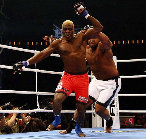 ボビー・オロゴン容疑者 自宅で妻殴り逮捕