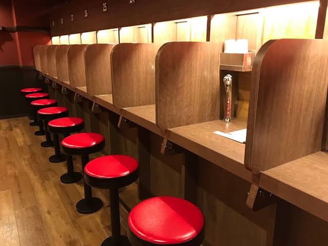 まるでネットカフェ…教室に段ボール仕切り
