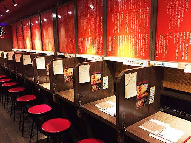 まるでネットカフェ…教室に段ボール仕切り