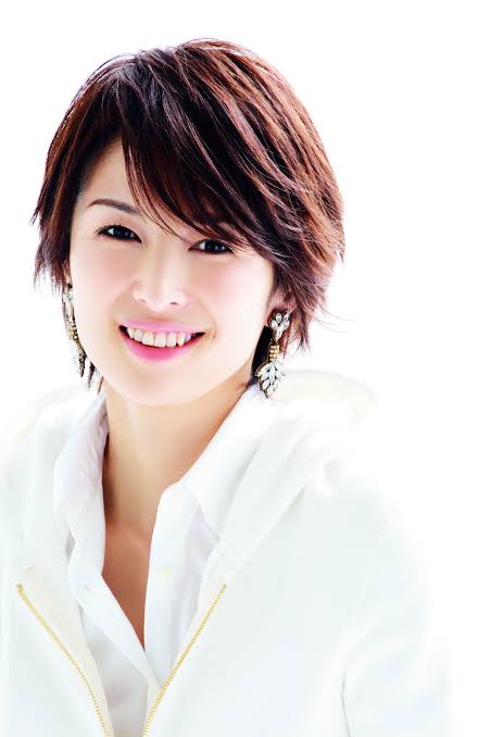 顔のパーツが小さい美人