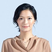 顔のパーツが小さい美人