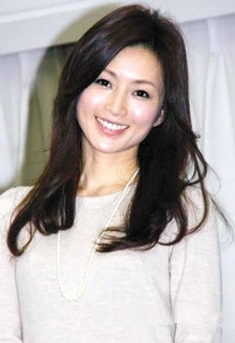 顔のパーツが小さい美人
