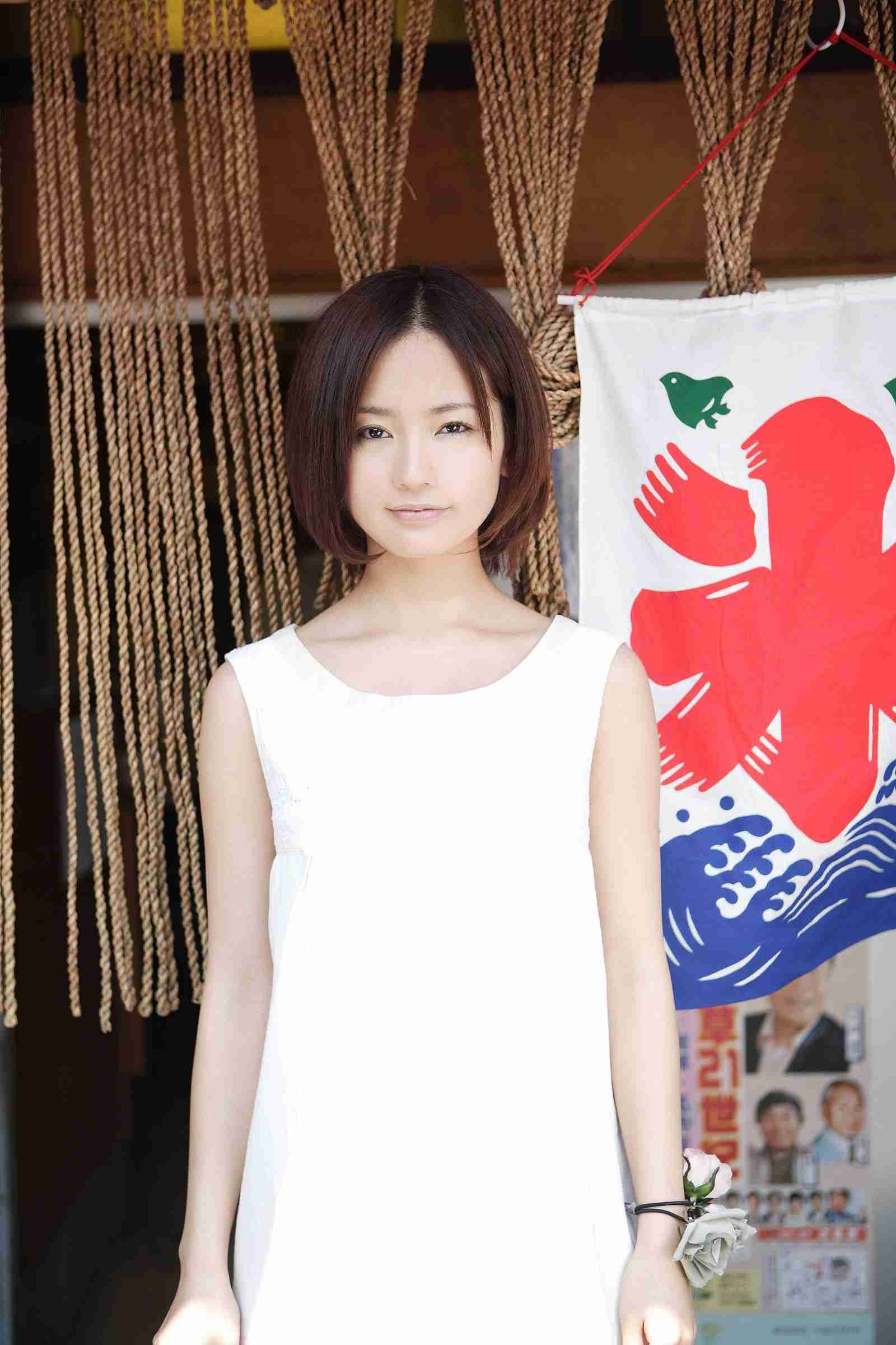 顔のパーツが小さい美人
