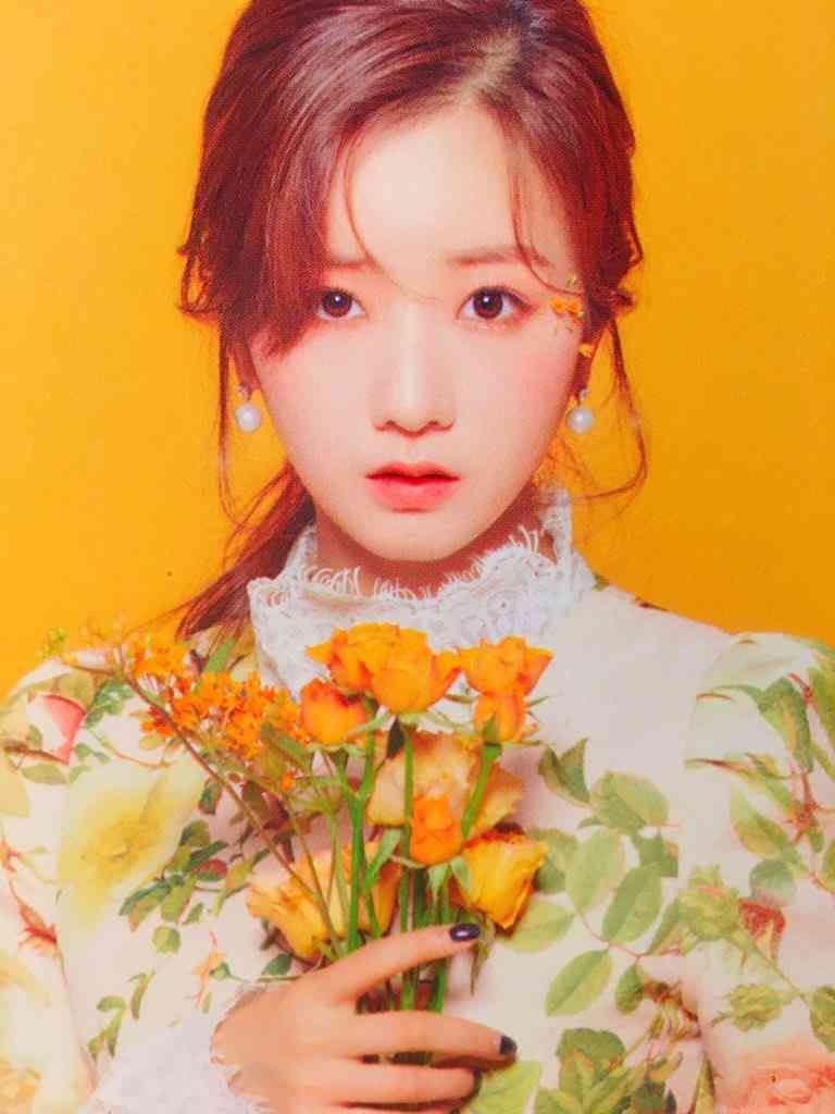 顔のパーツが小さい美人