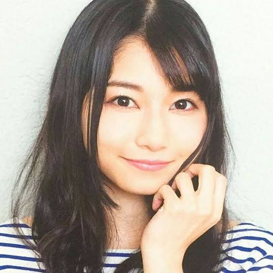 顔のパーツが小さい美人