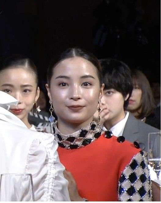 顔のパーツが小さい美人