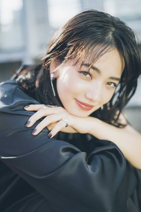 顔のパーツが小さい美人