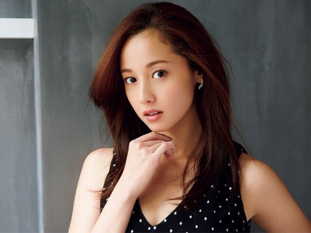 顔のパーツが小さい美人
