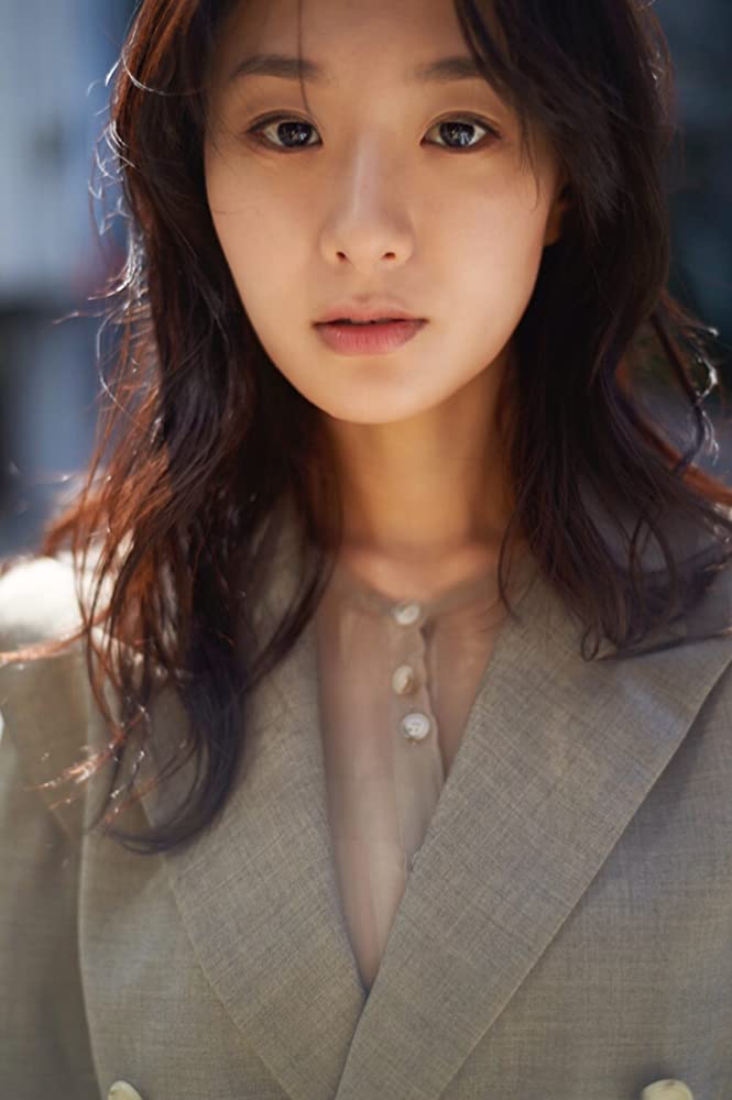 顔のパーツが小さい美人