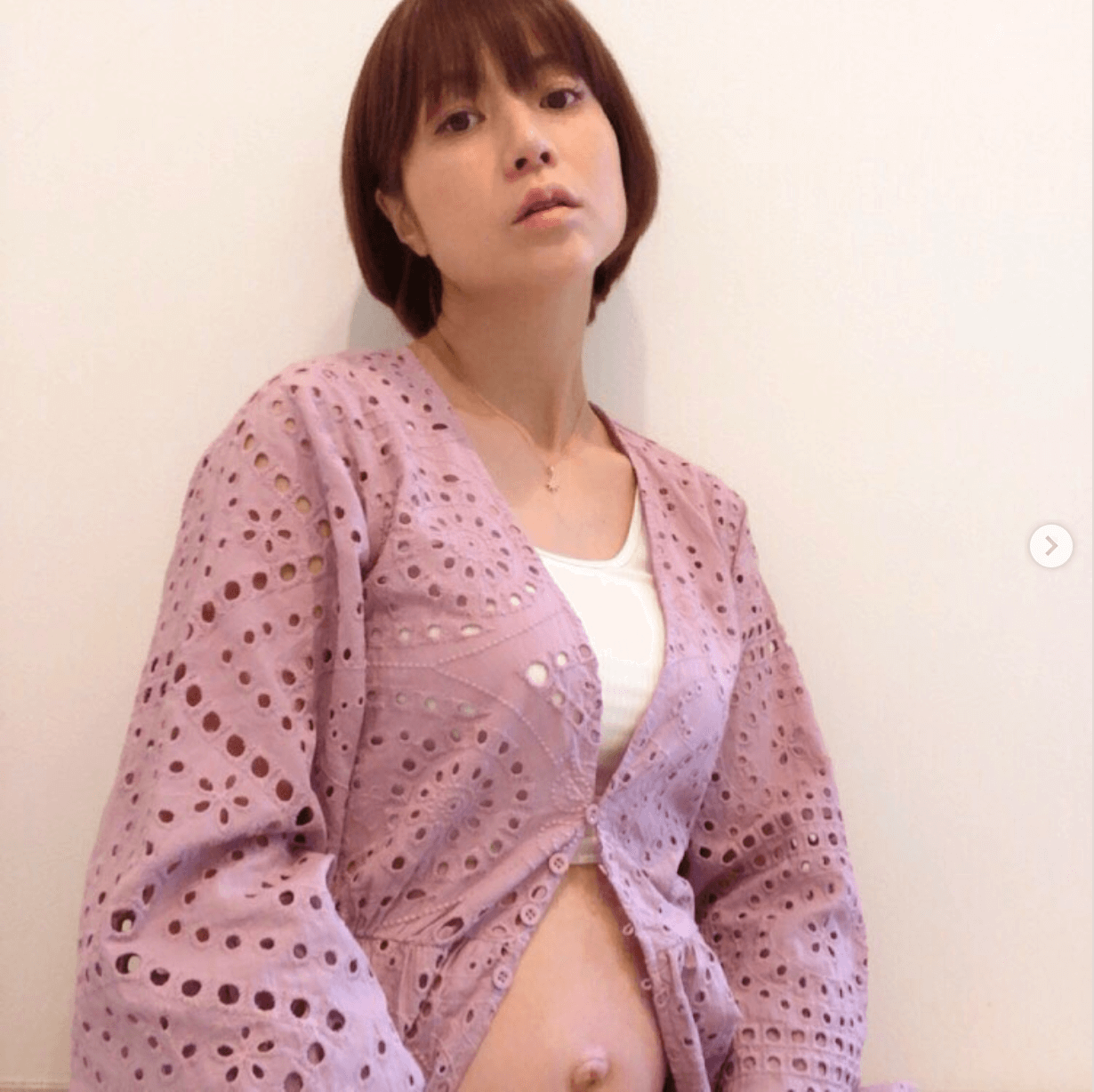 hitomi、妊娠8か月のセルフマタニティフォト公開に「キレイなお腹」「大きくなりましたね」の声