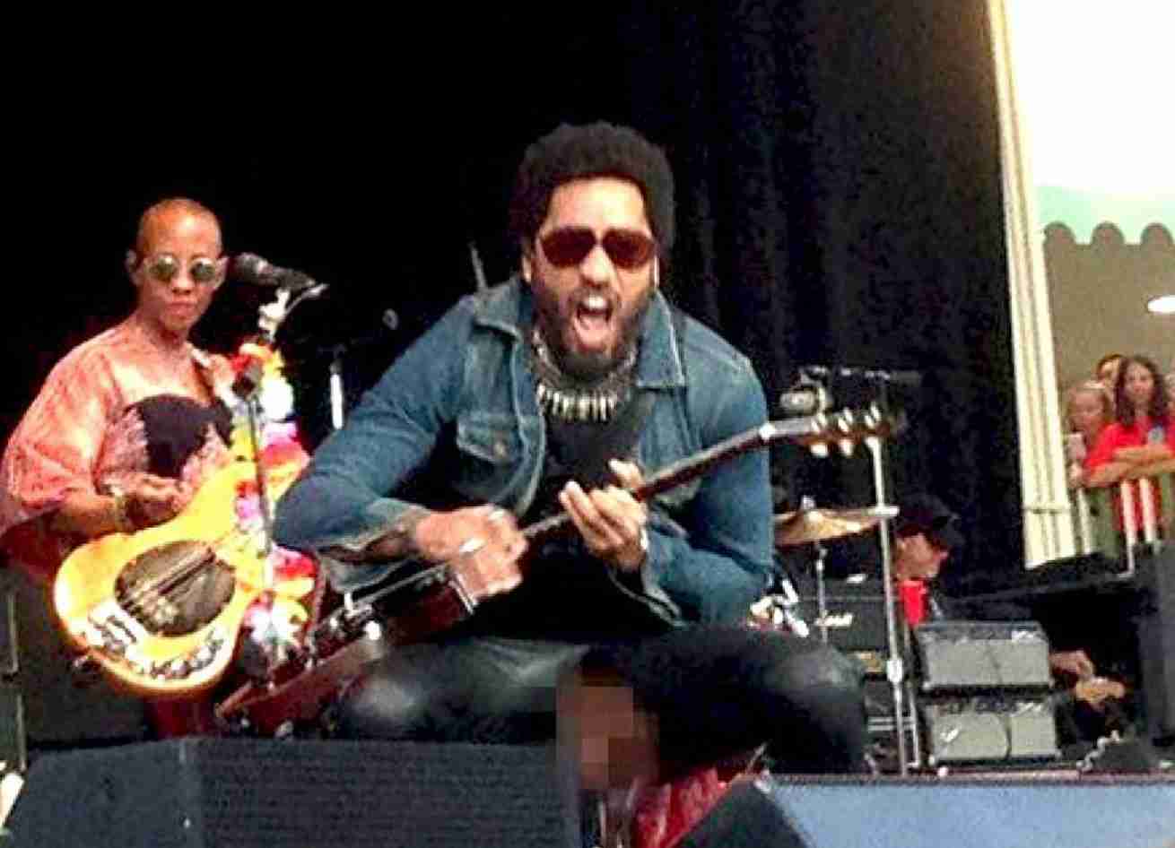 NFLのスーパースター、ゴルフ中にパンツのお尻部分が真っ二つに裂ける