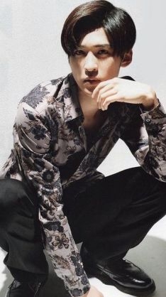 Snow Man・目黒蓮、人気急上昇で「雑誌・グッズの高額転売」横行！古参ファンから「ついていけない」の声続出