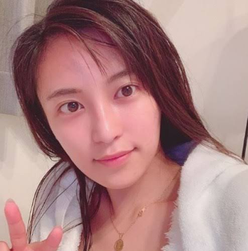 “こじるり”こと小島瑠璃子「おうちめがね」姿に「ほとんどメイク無しなのに美しい」の声