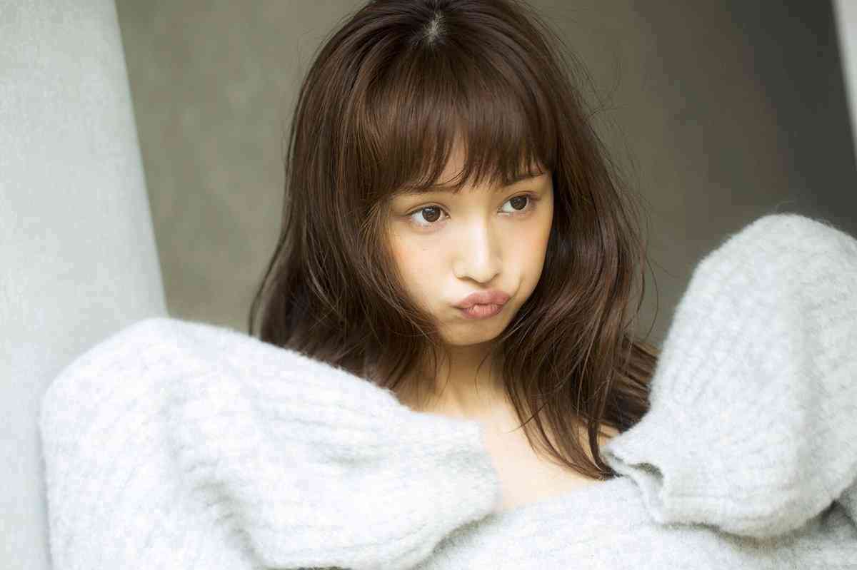わたなべ麻衣、胸元パックリの衝撃肌見せショット「めっちゃ際どい」夫・JOYの反応も明かす
