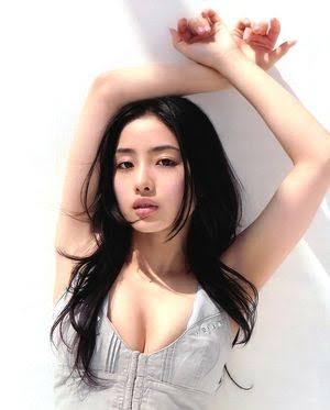 わたなべ麻衣、胸元パックリの衝撃肌見せショット「めっちゃ際どい」夫・JOYの反応も明かす