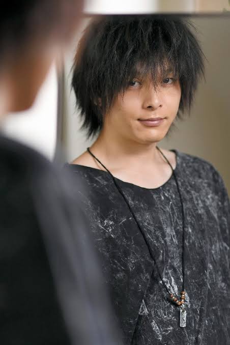 中村倫也、ワイルドな髭＆エプロン姿で料理する動画に反響　「色気がダダ漏れ」「妄想が過ぎる」
