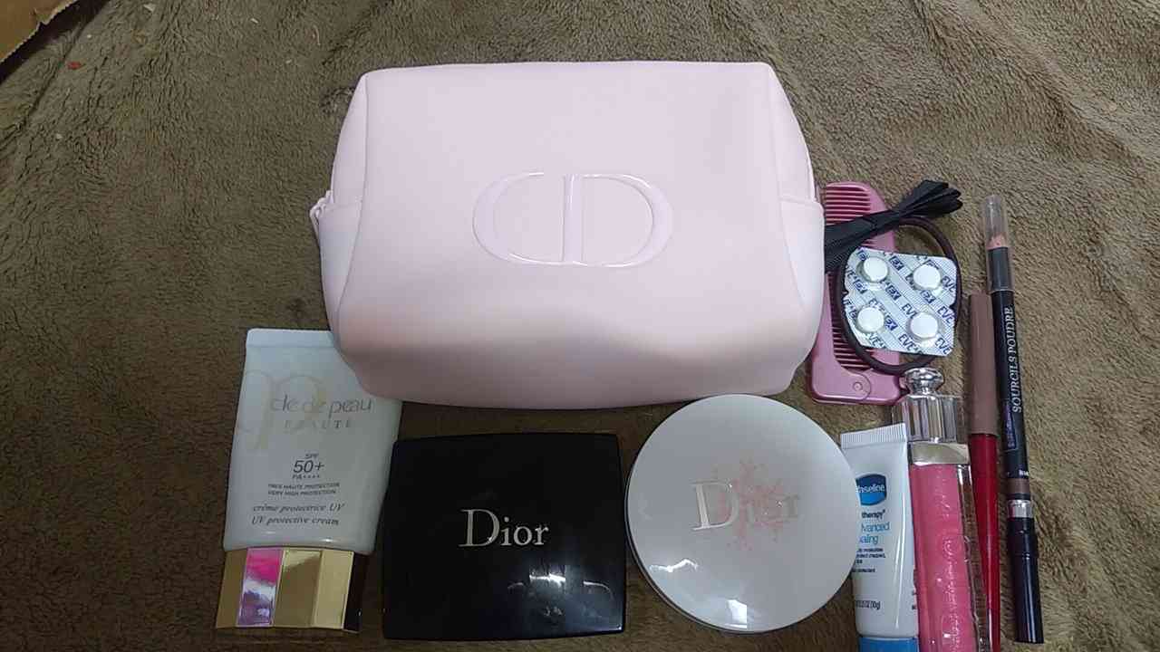 ポーチの中身を見せて下さい!