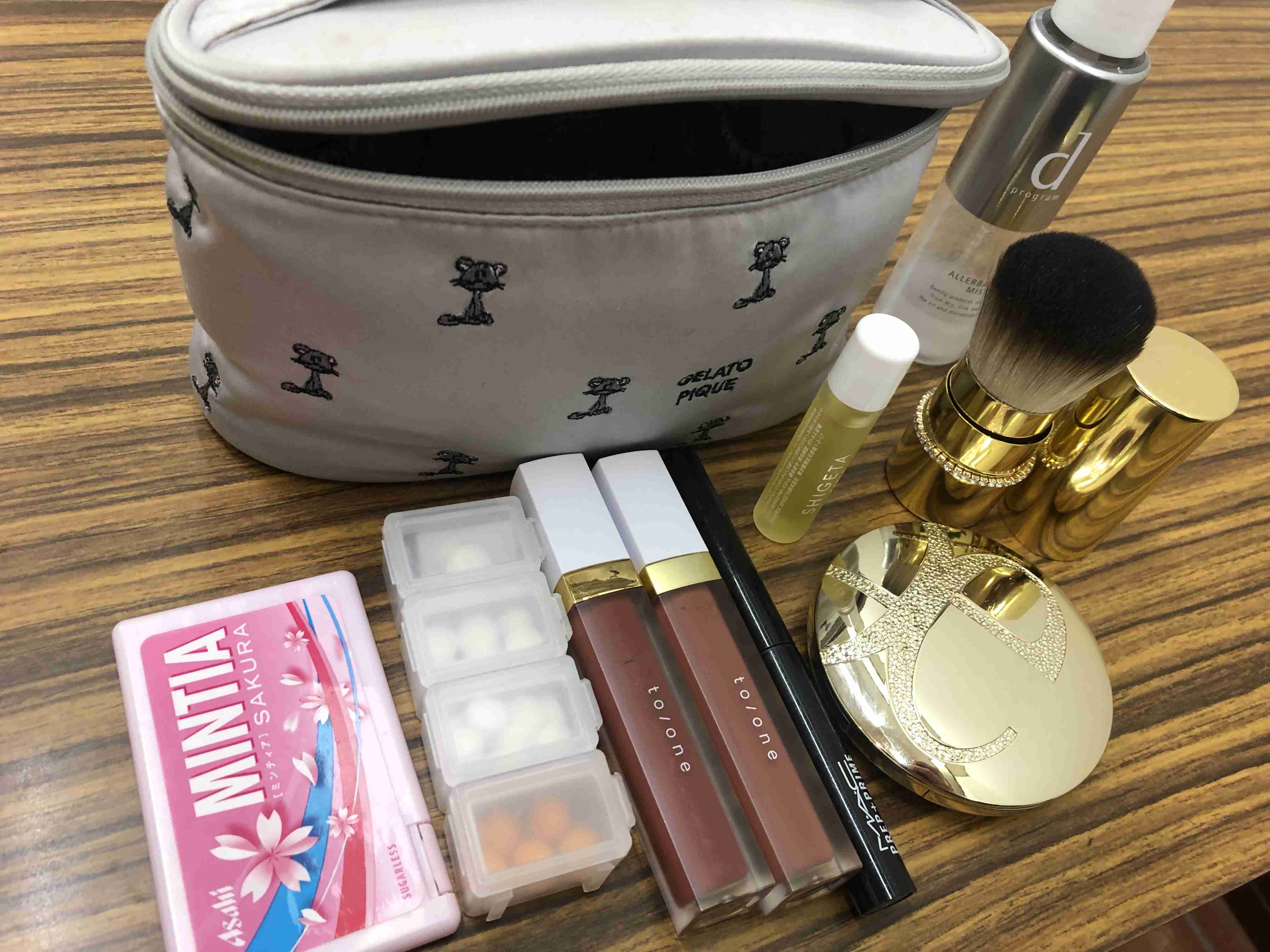 ポーチの中身を見せて下さい!