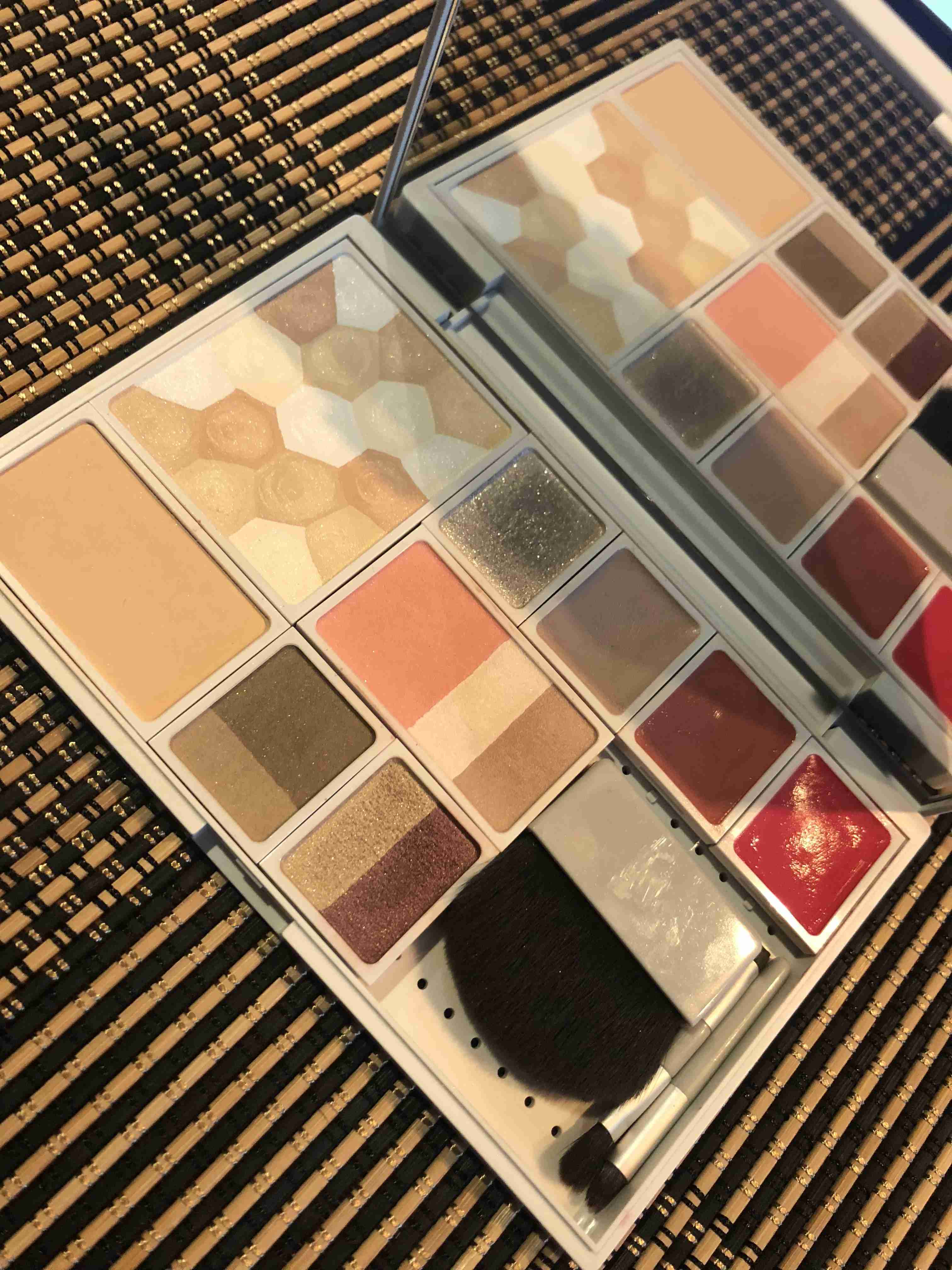 ポーチの中身を見せて下さい!