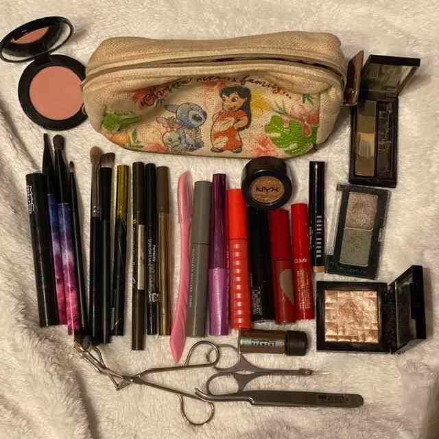 ポーチの中身を見せて下さい!