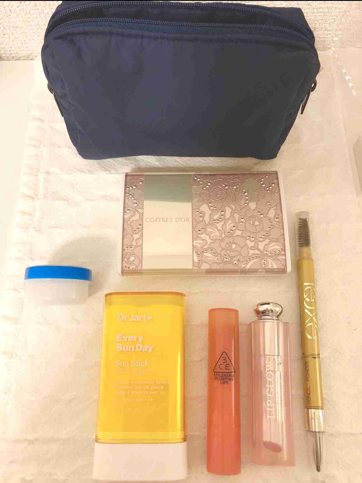 ポーチの中身を見せて下さい!