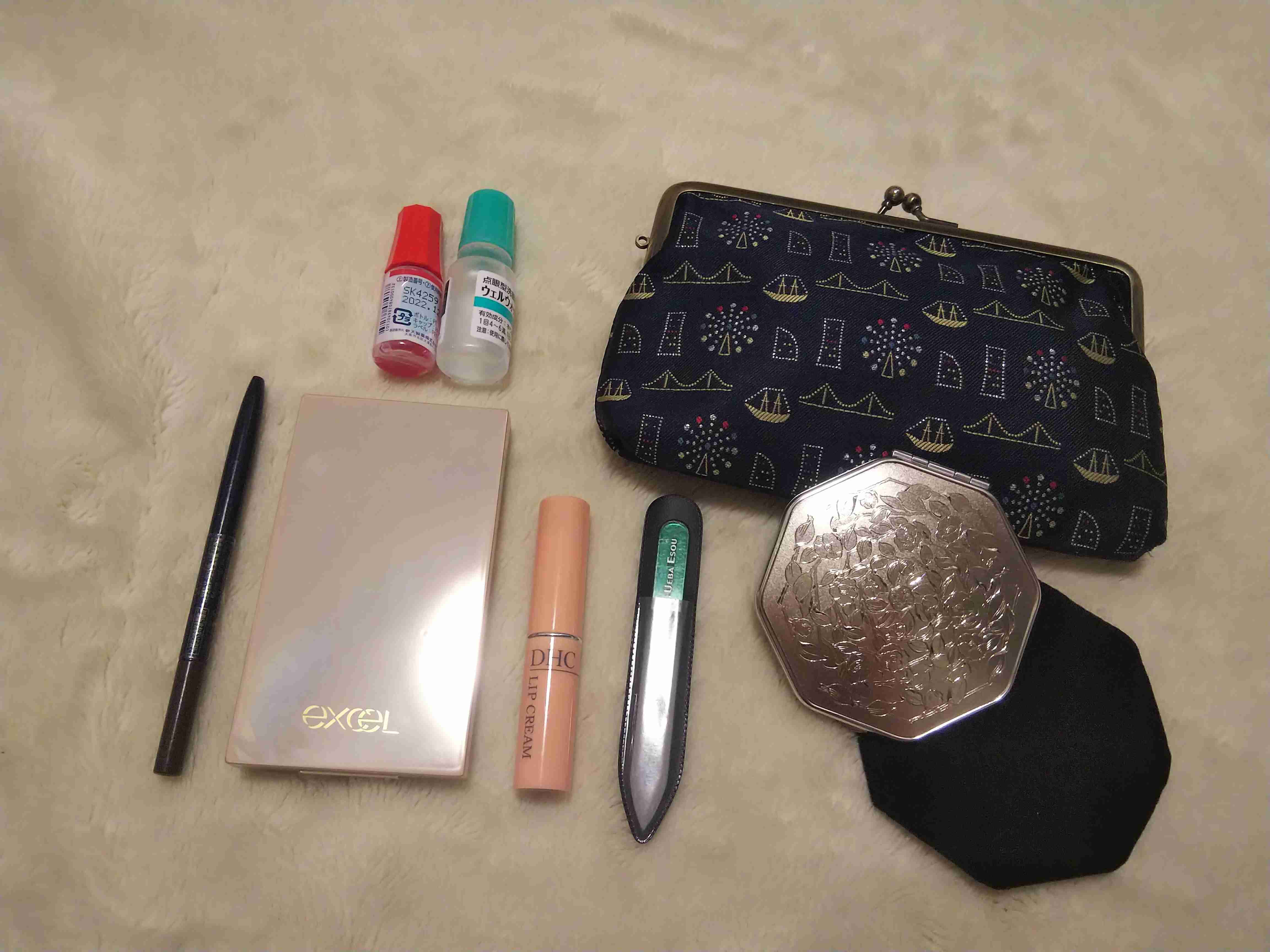 ポーチの中身を見せて下さい!